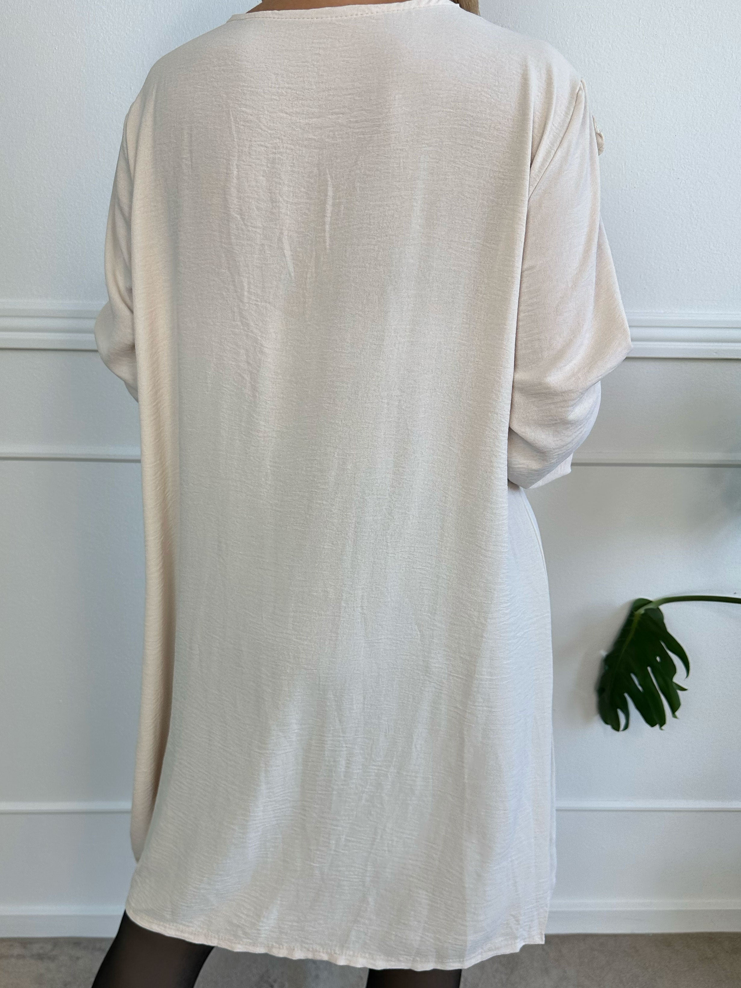 Nicola Dress - Söt klänning med volanger och knappar